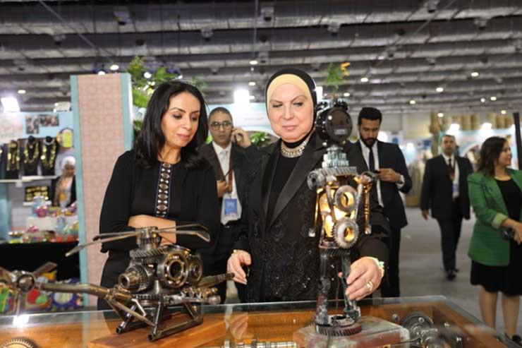 مايا مرسي خلال زيارة معرض تراثنا للحرف اليدوية