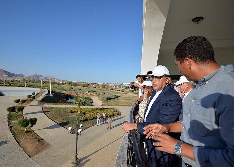 مصطفى مدبولي رئيس الوزراء يتابع موقف تقدم الأعمال بالمنطقتين الخضراء والزرقاء في شرم الشيخ