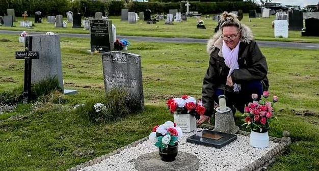 زارت قبر والدها لمدة 43 سنة.. اكتشفت مفاجأة غير متوقعة