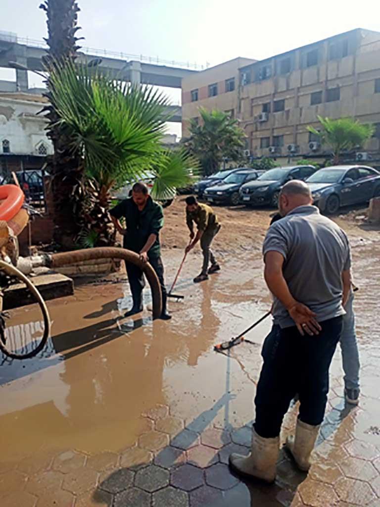 محافظة الجيزة شفط مياه الأمطار و القمامة