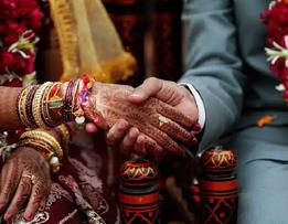عروس تهرب بالمجوهرات والنقود في أول يوم زواجها