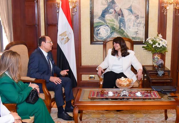  لقاء وزيرة الهجرة أحد أبرز رموز الجالية المصرية بالسعودية