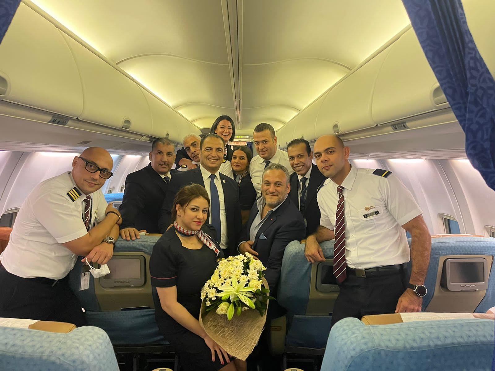 مصر للطيران تستقبل طبيبا أنقذ حياة طفل في الجو