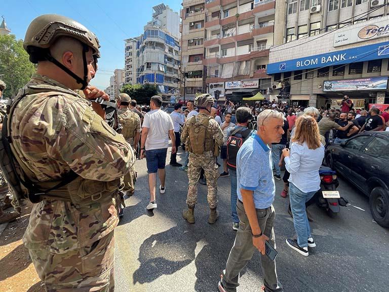 لبنان: اقتحامات جديدة لمصارف من قبل مودعين يطالبون باسترداد أموالهم لبنان: اقتحامات جديدة لمصارف من قبل مودعين يطالبون باسترداد أموالهم