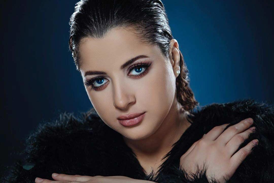 الفنانة منى فاروق