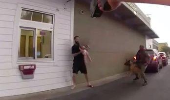 رجل يستخدم ابنه الرضيع كدرع واق من الشرطة الأمريكية