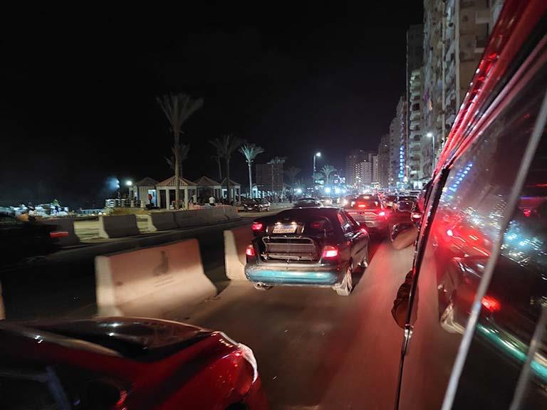 تكدس السيارات على طريق الكورنيش بالإسكندرية