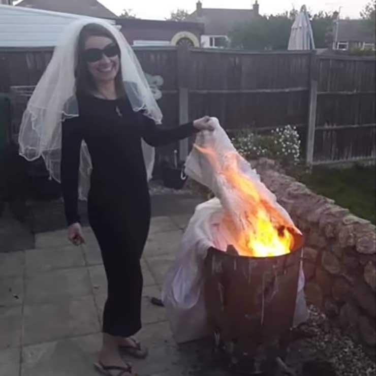 عارضة أزياء تحرق فستان زفافها بعد الطلاق
