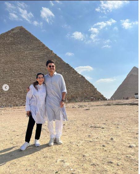 الفنان الهندي أنيل كابرو يزور الأهرامات رفقة زوجته 