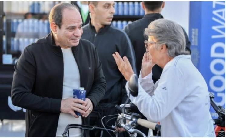 عجوز سويدية تقود دراجتها من السويد إلى مصر وتلتقي بالرئيس عبد الفتاح السيسي