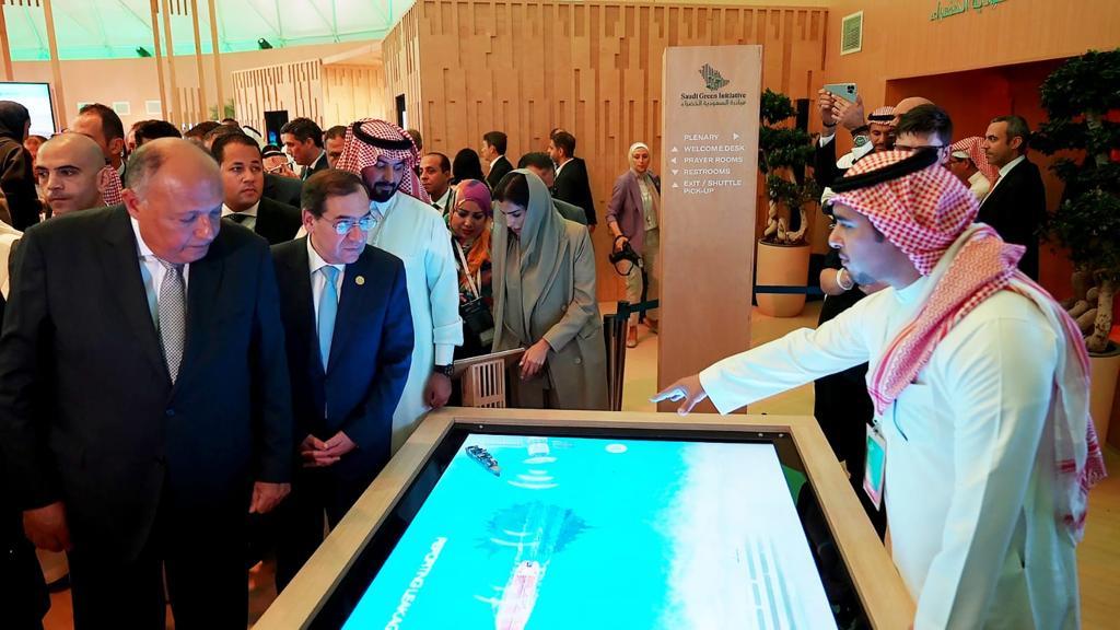 طارق الملاوزيرا البترول وسامح شكري الخارجية يتفقدان جناح مبادرة السعودية الخضراء بقمة المناخ