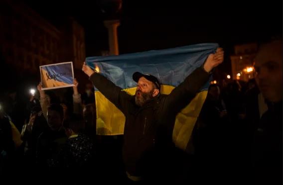 "الحرب لم تنته".. الأوكرانيون يحتفلون في خيرسون بعد انسحاب الروس