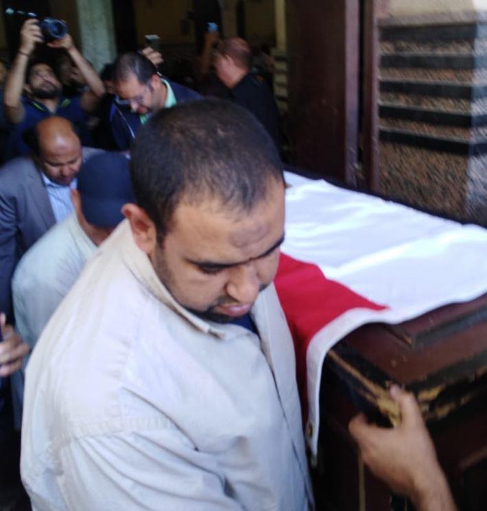 انتهاء صلاة الجنازة على محمد سلطان (2)