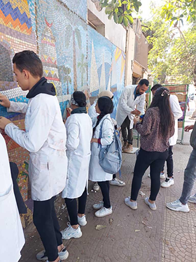 طلاب كلية الآثار يرممون جداريات محافظة أسوان