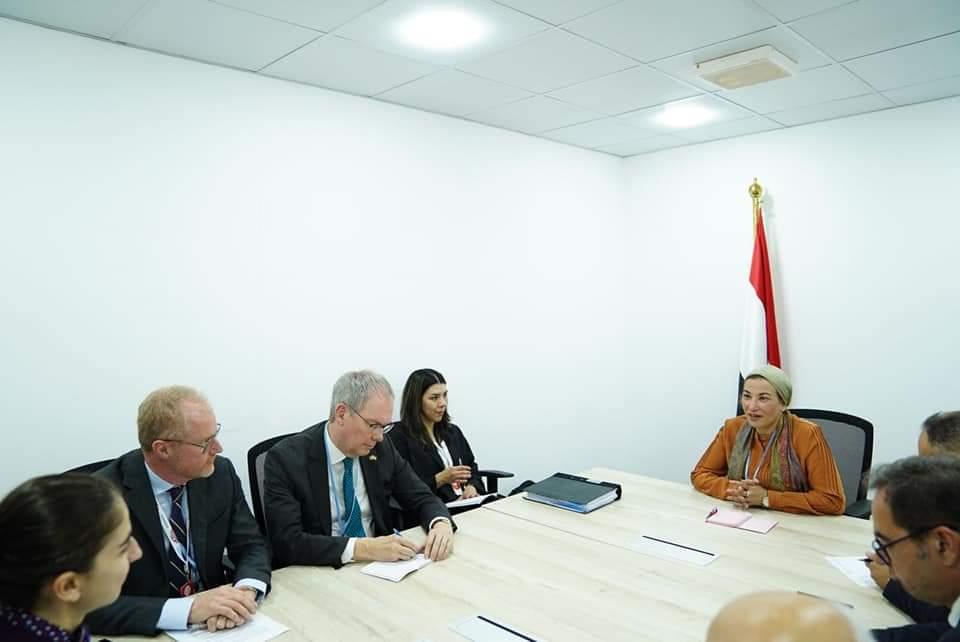  الدكتورة ياسمين فؤاد وزيرة البيئة مع السيدة آنيكا ستراندهول وزيرة المناخ والبيئة السويدية