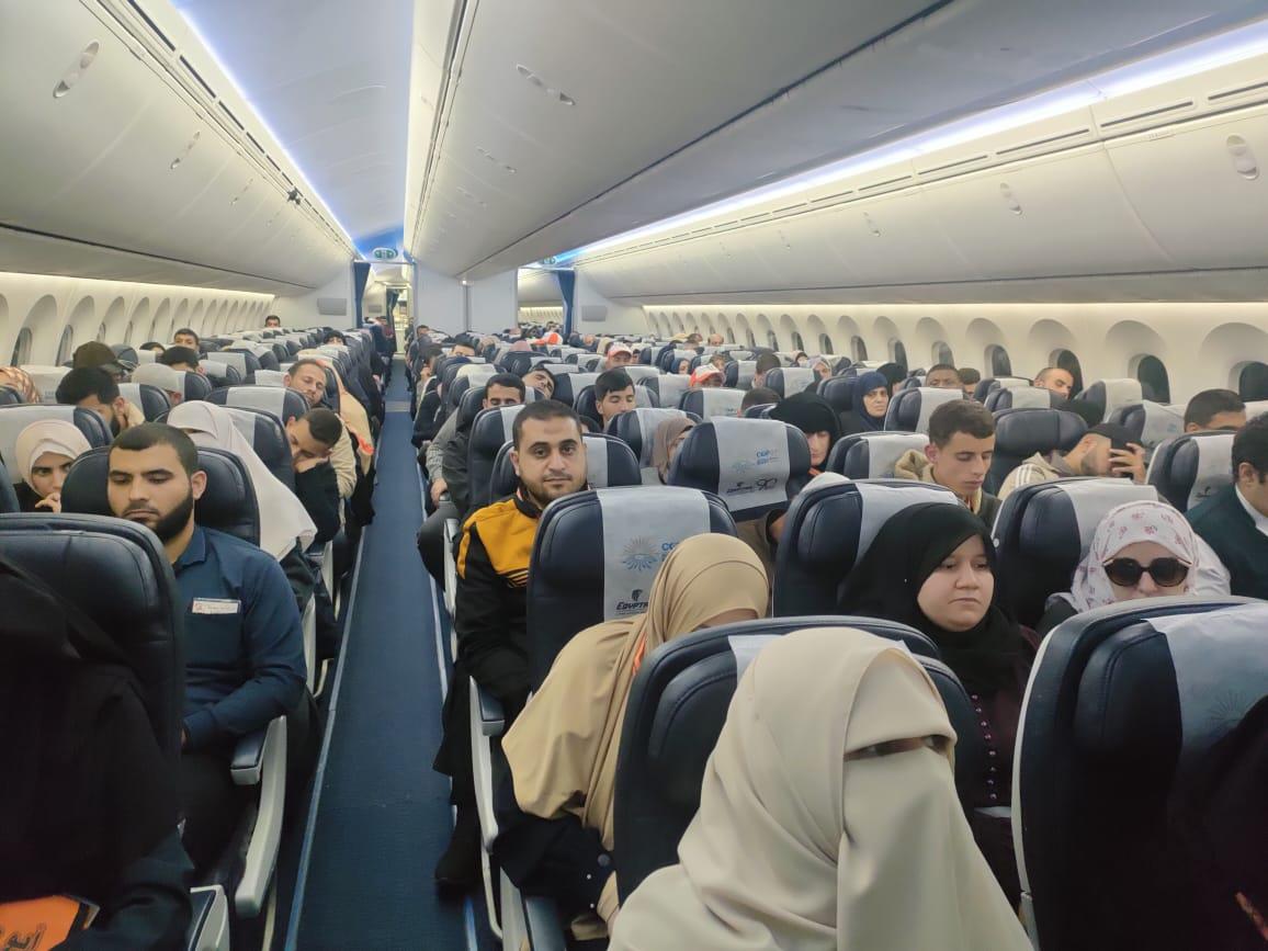 مصر للطيران تنقل معتمرين فلسطينيين للأراضي المقدسة