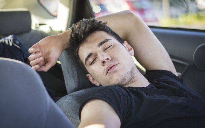 لماذا تحذر المرور من النوم داخل السيارة المتوقفة؟
