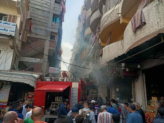 حريق مروع يلتهم سوبر ماركت في العجمي بالإسكندرية (1)