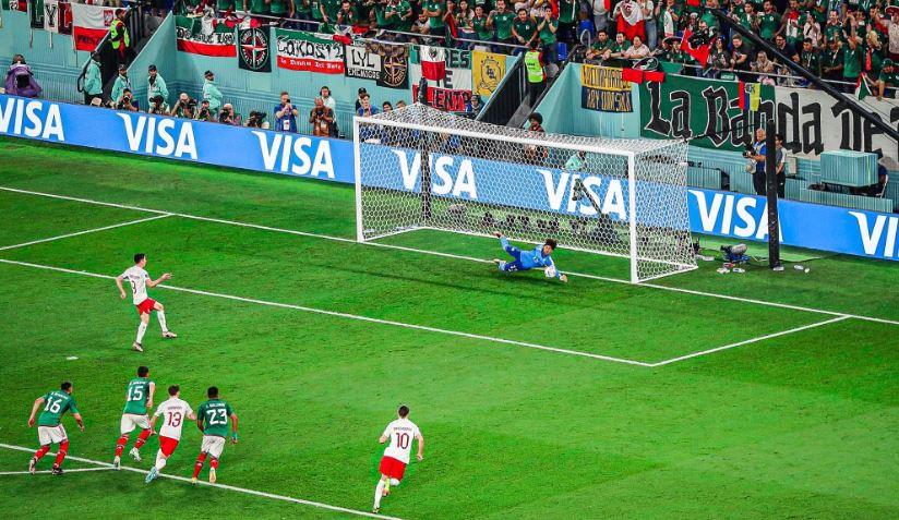 ليفاندوفسكي يهدر أول ركلة جزاء في كأس العالم 2022 (فيديو)