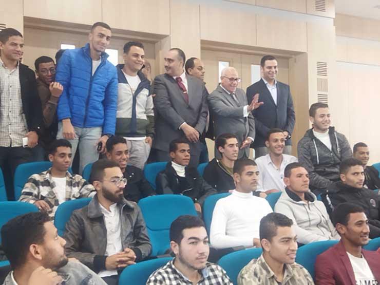 محافظ بورسعيد يستمع لمحاضرة وسط طلاب الجامعة التكنولوجية الجديدة