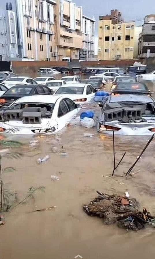 فيضانات تغرق الطرق في جدة بالسعودية