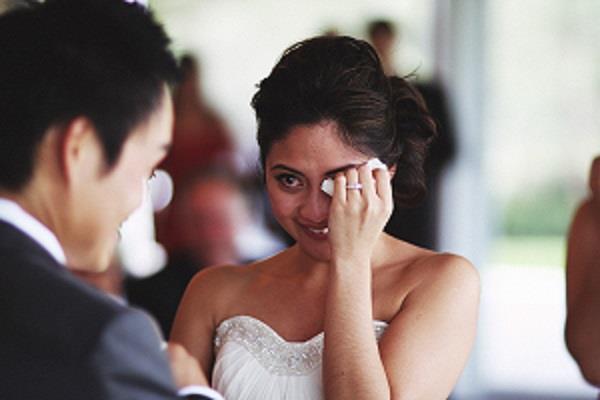 عروس تنهار من البكاء في حفل زفافها- والسبب مفاجأة 