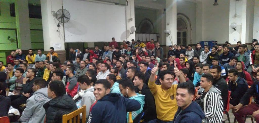 طلاب جامعة القاهرة يشاهدون مباريات كأس العالم بالمدينة الجامعية
