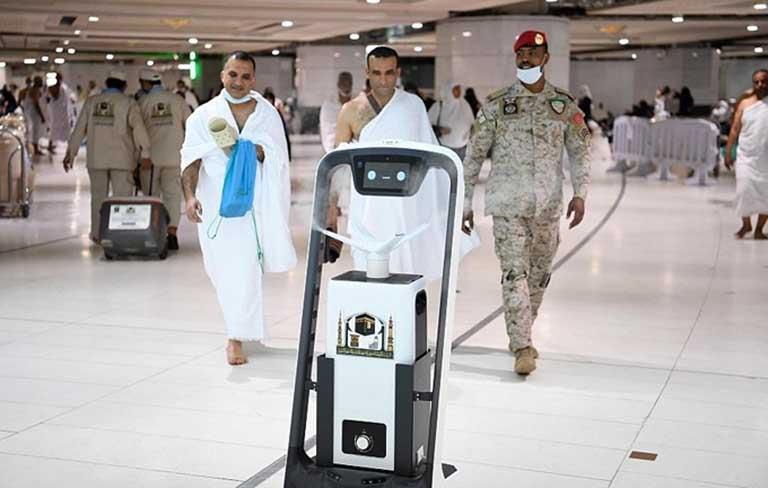 روبوتات ذكية لخدمة المعتمرين في المسجد الحرام