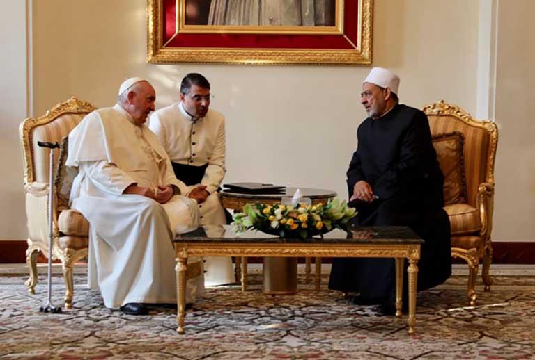 الدكتور أحمد الطيب شيخ الأزهر والبابا فرنسيس بابا الكنيسة الكاثوليكية