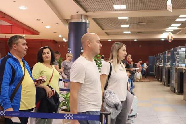 توافد رحلات الوفود المشاركة بقمة المناخ على مطار شرم الشيخ