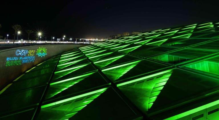 إضاءة مبنى مكتبة الإسكندرية باللون الأخضر