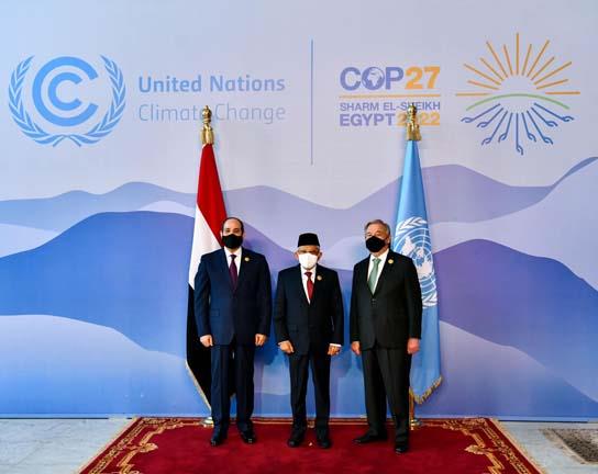 السيسي يلتقط صورا تذكارية مع المشاركين في cop27 (1)