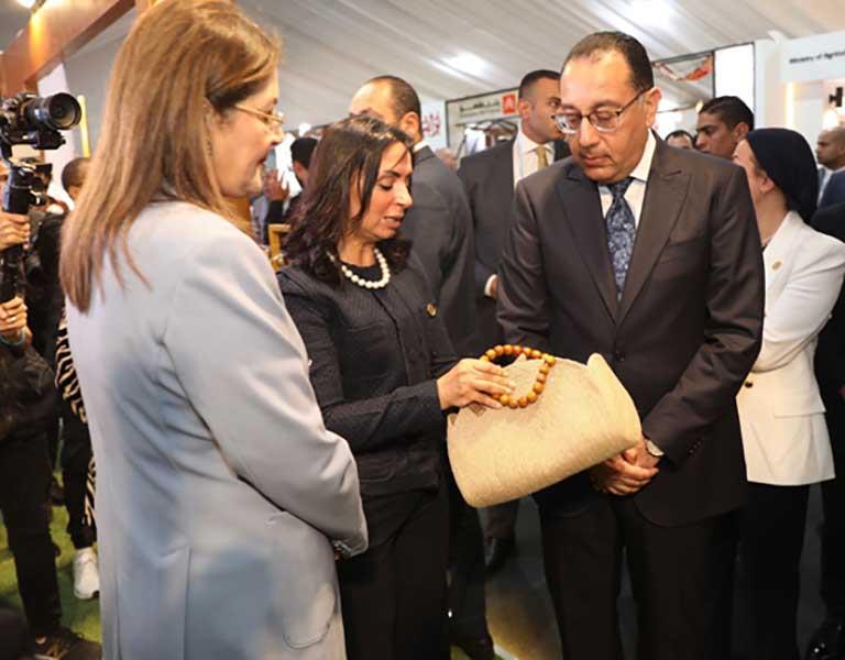 رئيس الوزراء يتفقد جناح قومي المرأة ضمن فعاليات قمة المناخ بشرم الشيخ