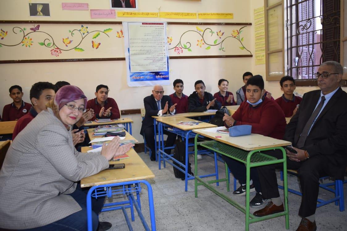 محافظ بورسعيد يجلس بين الطلاب في مدرسة القناة الإعدادية