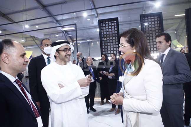 وزير خارجية الإمارات يتفقد عددا من الأجنحة المشاركة بمؤتمر المناخ