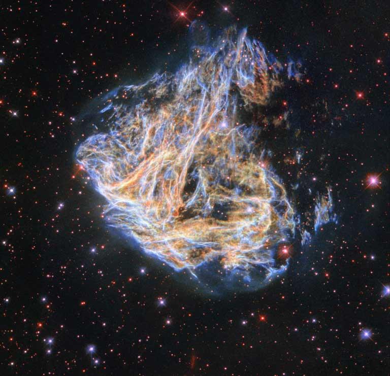 صورة مذهلة من هابل.. مستعر أعظم يبعد 160 ألف سنة ضوئية عن الأرض