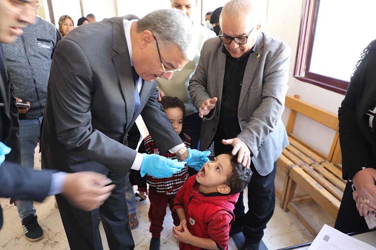 محافظ المنيا يُشارك في التطعيم ضد شلل الأطفال