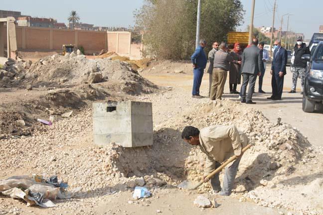 محافظ القليوبية يتفقد مشروع رصف محور الباسوسية وطريق أبو الغيط (3)