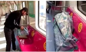رجل ينام داخل عربة مترو