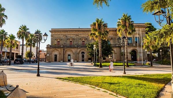 مدينة في إيطاليا تدفع 30 ألف دولار مقابل الانتقال للعيش فيها.. ما القصة؟ مدينة في إيطاليا تدفع 30 ألف دولار مقابل الانتقال للعيش فيها.. ما القصة؟