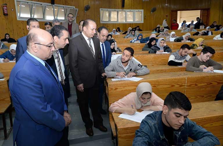 رئيس جامعة المنصورة يتفقد لجان امتحانات كلية الاَداب