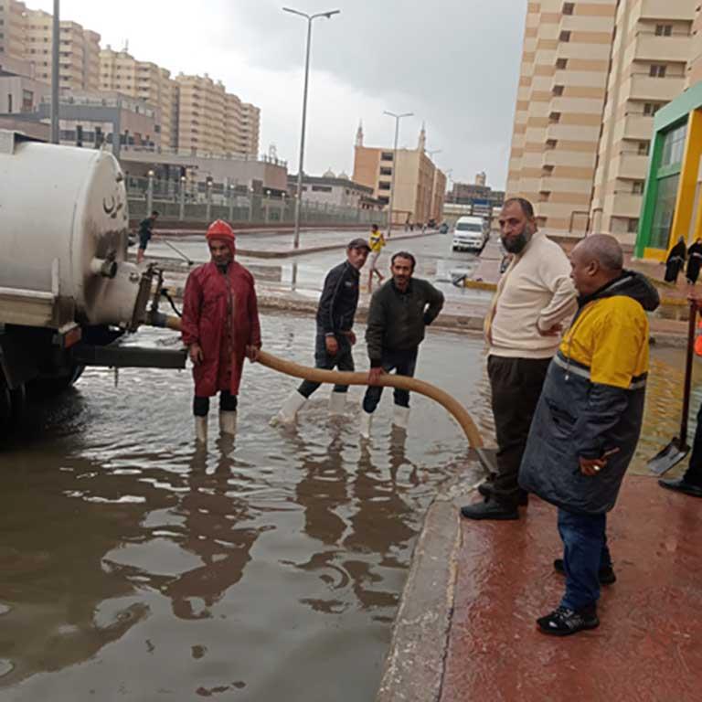 رؤساء أحياء الإسكندرية يتابعون جهود كسح مياه الأمطار 