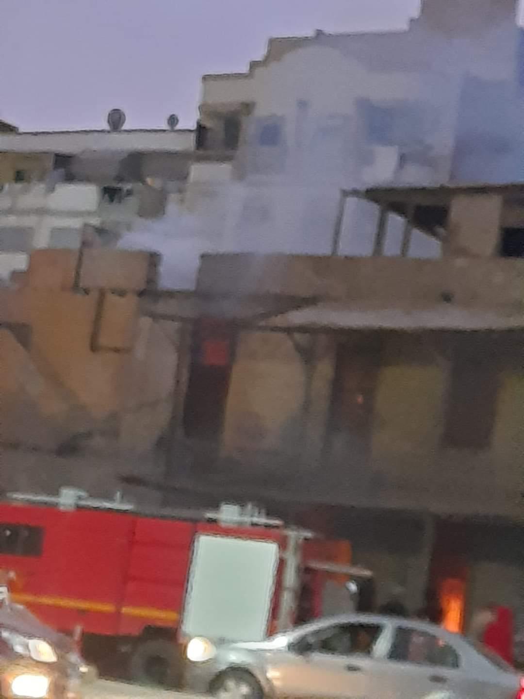 آلسنة النيران داخل المبنى