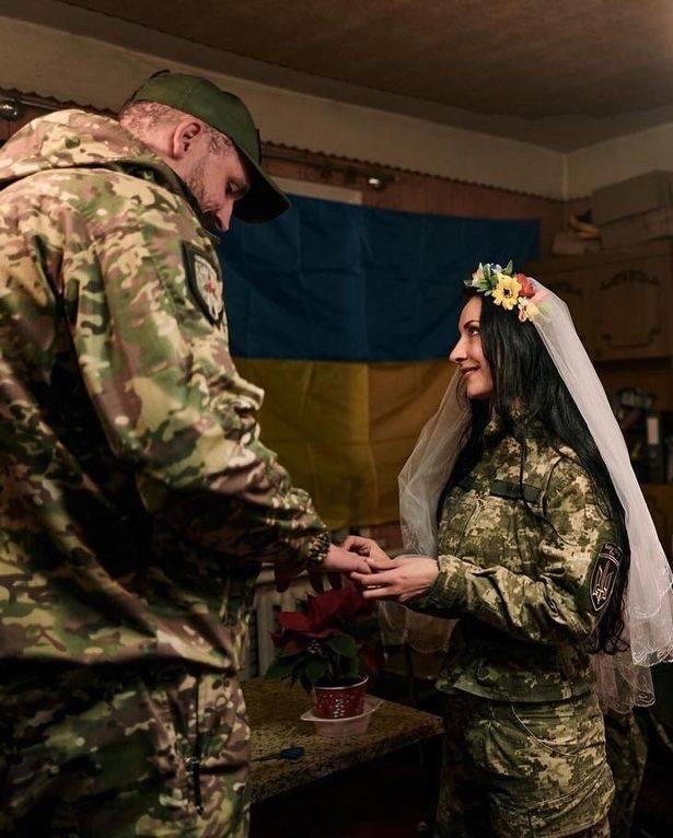 ملكة جمال أوكرانيا تتزوج في خندق وسط الحرب الروسية