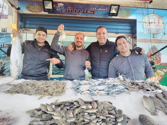 إقبال كبير على سوق الأسماك في بورسعيد