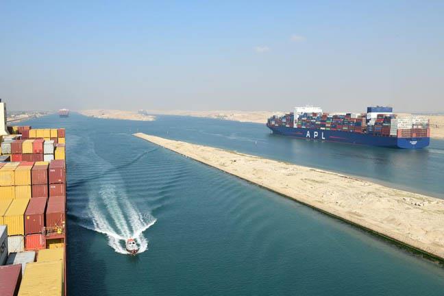 قناة السويس تحتفل بالسنة الجديدة مع ربابنة السفن العابرة