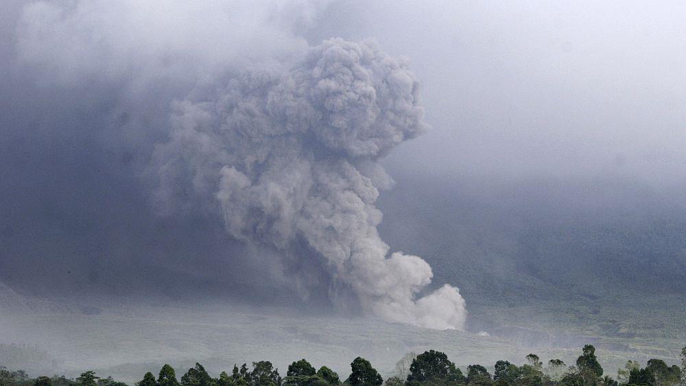 عمال الإنقاذ يواصلون جهود البحث عن ضحايا بركان سيميرو في إندونيسيا