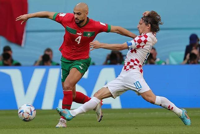 شقيقه يكشف التفاصيل.. لماذا لم ينتقل سفيان أمرابط لبرشلونة بعد كأس العالم؟
