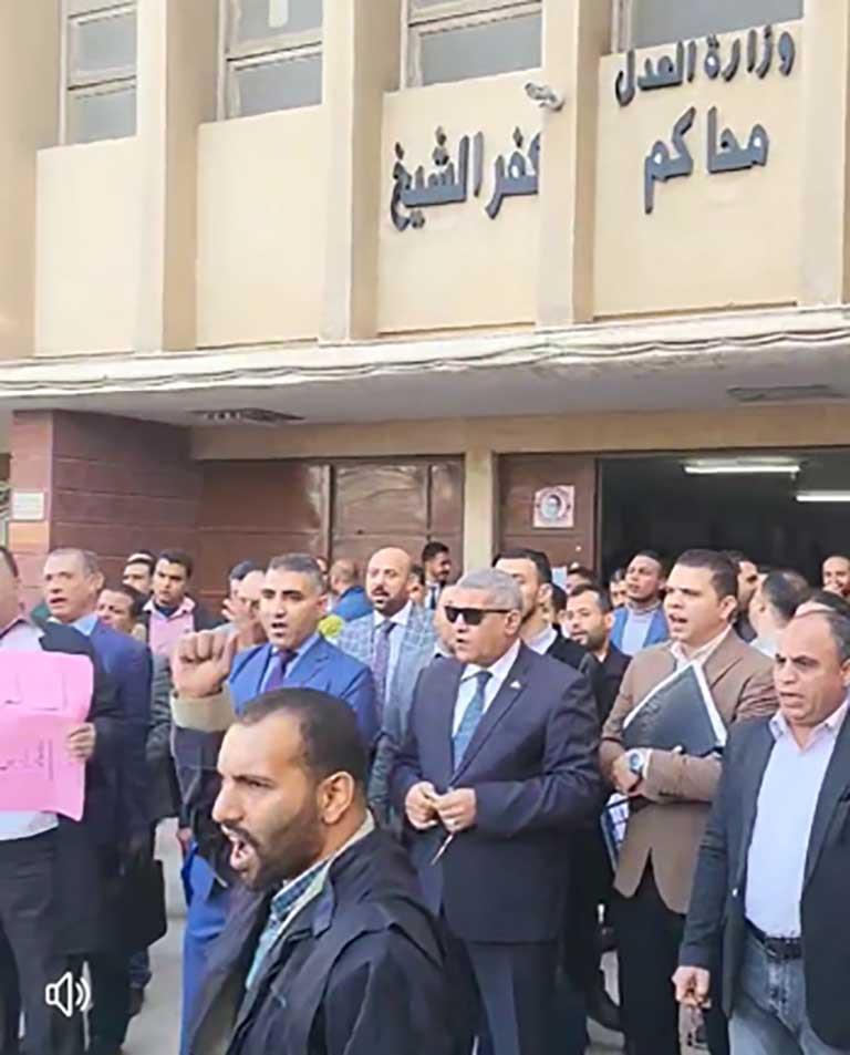 وقفة احتجاجية للمحامين بمجمع محاكم كفر الشيخ