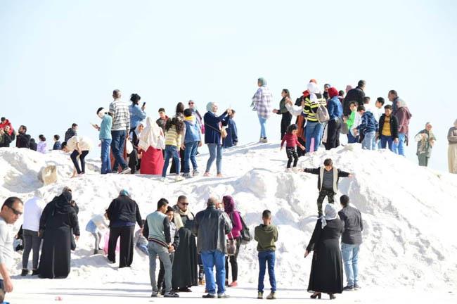 جبال الملح تجذب أنظار عشاق الجليد والفوتو سيشن في بورسعيد